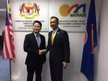 常务副会长庄映林与马来西亚大使合照